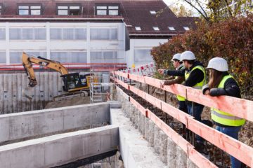 Überschnittene Bohrpfahlwand als dauerhaft sichtbare Außenwand einer Tiefgarage in Oberhaching bei München