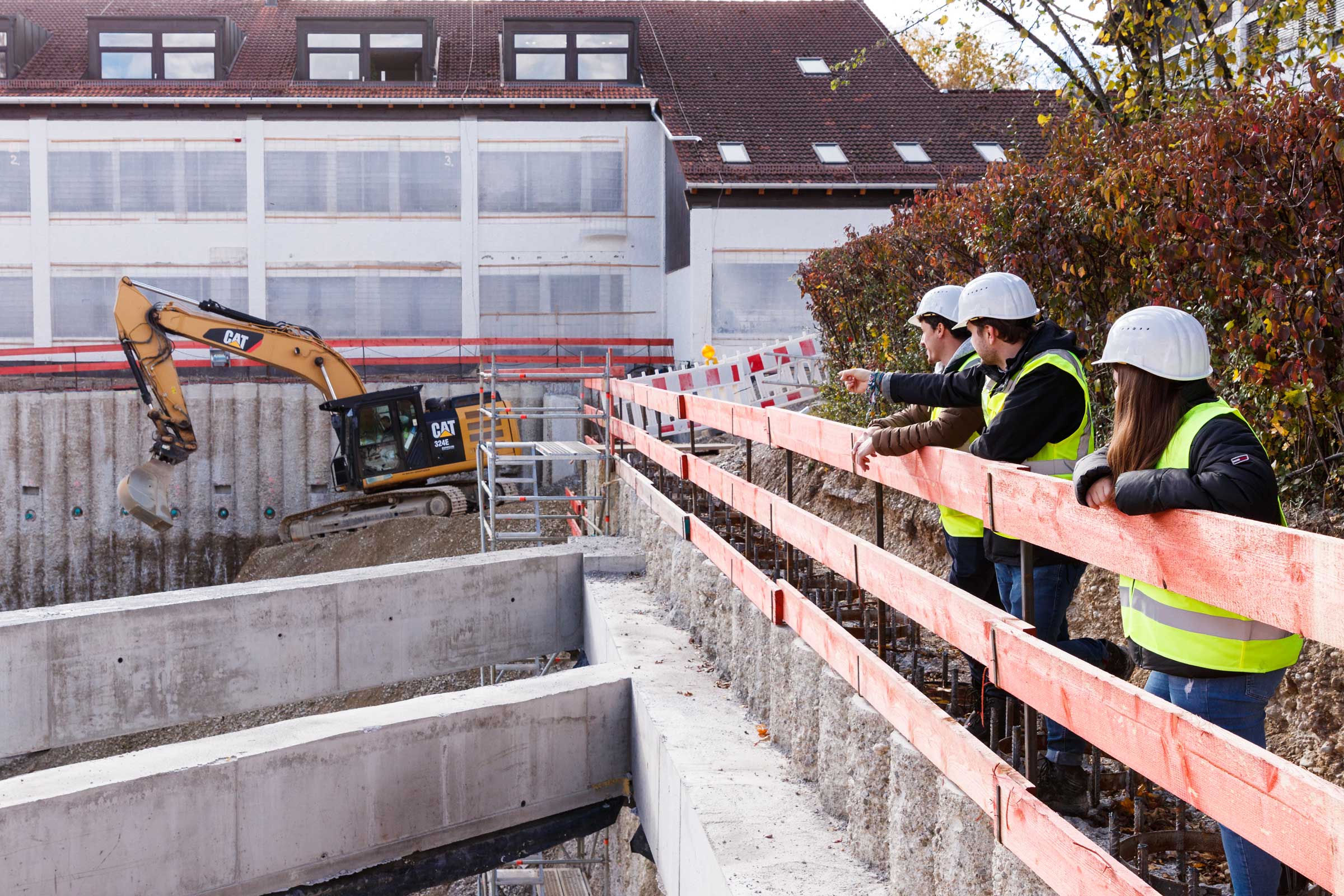 Überschnittene Bohrpfahlwand als dauerhaft sichtbare Außenwand einer Tiefgarage in Oberhaching bei München