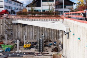 Überschnittene Bohrpfahlwand als dauerhaft sichtbare Außenwand einer Tiefgarage in Oberhaching bei München