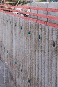 Überschnittene Bohrpfahlwand als dauerhaft sichtbare Außenwand einer Tiefgarage in Oberhaching bei München