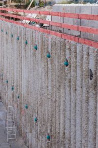 Überschnittene Bohrpfahlwand als dauerhaft sichtbare Außenwand einer Tiefgarage in Oberhaching bei München