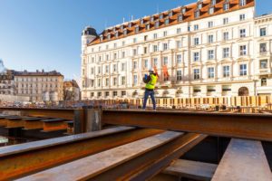 Unsere Ingenieur:innen und Konstrukteur:innen der Abteilung Spezialtiefbau der Seidl & Partner Gesamtplanung GmbH waren in der Hildegardstraße in München, um die aktuellen Stahlbauarbeiten an der Logistikplattform zu kontrollieren.