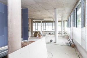 Baustellenbesuch der Technischen Gebäudeausrüstung der Seidl & Partner Gesamtplanung GmbH während der Ausbauarbeiten in der Dr.-Gessler-Straße 8 in Regensburg beim Projekt OTTO8.