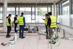 Baustellenbesuch der Technischen Gebäudeausrüstung der Seidl & Partner Gesamtplanung GmbH während der Ausbauarbeiten in der Dr.-Gessler-Straße 8 in Regensburg beim Projekt OTTO8.