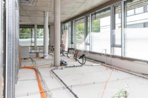 Baustellenbesuch der Technischen Gebäudeausrüstung der Seidl & Partner Gesamtplanung GmbH während der Ausbauarbeiten in der Dr.-Gessler-Straße 8 in Regensburg beim Projekt OTTO8.