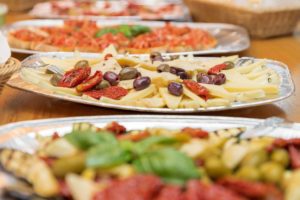 Zu seinem 10-jährigen Firmenjubiläum lud einer unserer Senior Ingenieure der Abteilung Hochbau zu einem italienischen Mittagessen mit Antipasti-Platten in unsere Cafeteria ein.