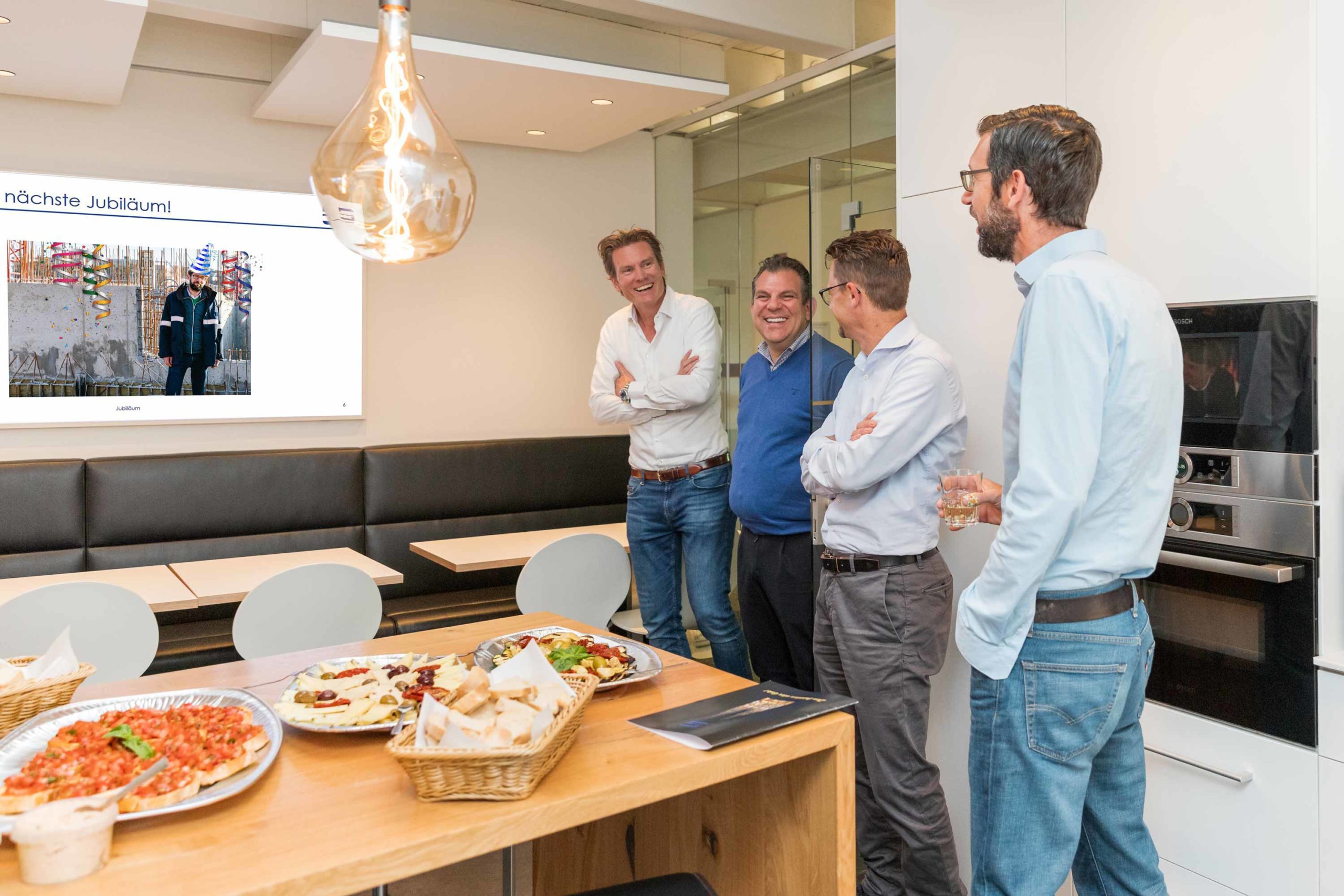 Zu seinem 10-jährigen Firmenjubiläum lud einer unserer Senior Ingenieure der Abteilung Hochbau zu einem italienischen Mittagessen mit Antipasti-Platten in unsere Cafeteria ein.