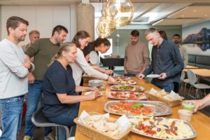 Zu seinem 10-jährigen Firmenjubiläum lud einer unserer Senior Ingenieure der Abteilung Hochbau zu einem italienischen Mittagessen mit Antipasti-Platten in unsere Cafeteria ein.