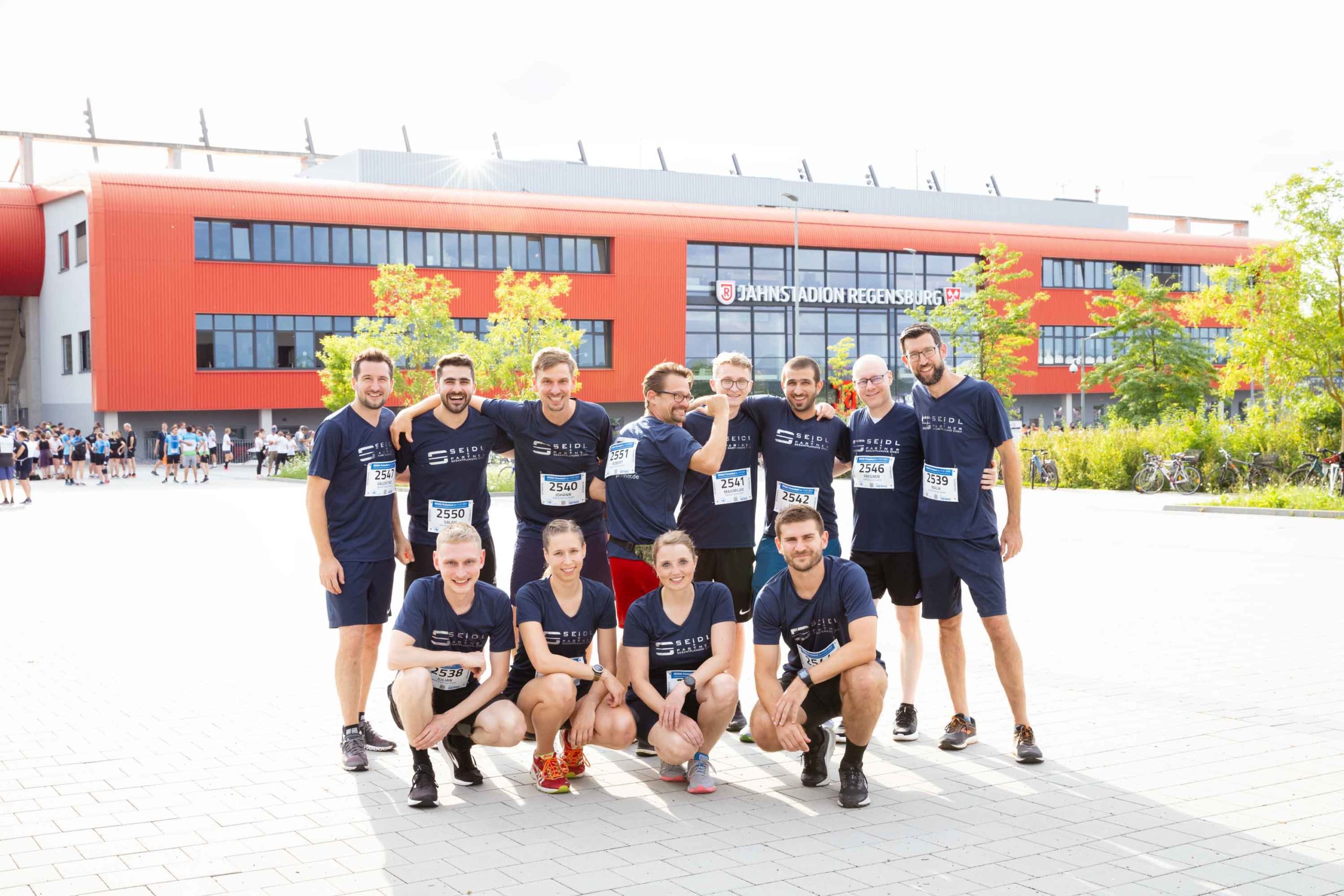 Unsere motivierten Kolleginnen und Kollegen der Seidl & Partner Gesamtplanung GmbH, die am 11. REWAG Firmenlauf teilnahmen, durften zur Schlussrunde ins Jahnstadion Regensburg.