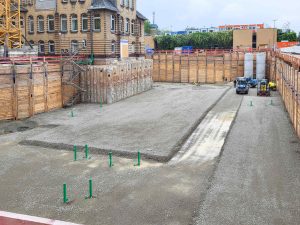 Im Auftrag der Firma FLECK Spezialtiefbau GmbH dürfen wir von der Seidl & Partner Gesamtplanung GmbH das Projekt "Neues Forschungszentrum HuCaB" in Göttingen planerisch begleiten, bei dem 25.000 Kubikmeter Erde bewegt, 107 Bohrpfähle und 96 Verbauträger gesetzt wurden.