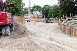 In der Gustav-Freytag-Straße in München in unmittelbarer Nähe zur Isar entstehen derzeit zwei Mehrfamilienhäuser mit gemeinsamer Tiefgarage. Unsere Kolleg:innen der Abteilung Spezialtiefbau der Seidl & Partner Gesamtplanung GmbH dürfen im Auftrag der Firma PS Planung & Service GmbH für die anspruchsvolle Baugrube ihre planerische Ingenieurleistung beitragen und beobachten in regelmäßigen Abständen den Baufortschritt.