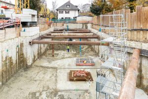 In der Gustav-Freytag-Straße in München in unmittelbarer Nähe zur Isar entstehen derzeit zwei Mehrfamilienhäuser mit gemeinsamer Tiefgarage. Unsere Kolleg:innen der Abteilung Spezialtiefbau der Seidl & Partner Gesamtplanung GmbH dürfen im Auftrag der Firma PS Planung & Service GmbH für die anspruchsvolle Baugrube ihre planerische Ingenieurleistung beitragen und beobachten in regelmäßigen Abständen den Baufortschritt.
