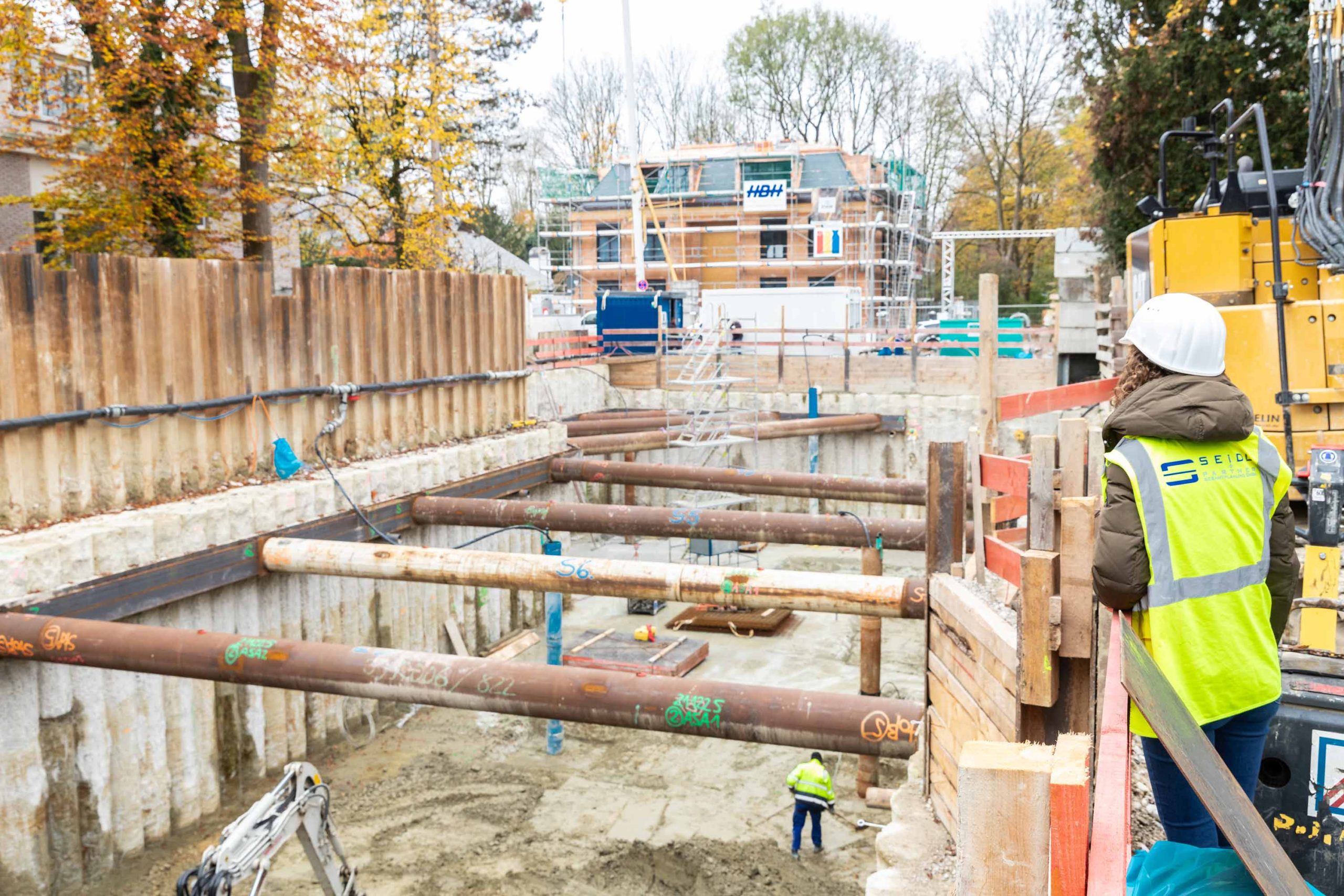 In der Gustav-Freytag-Straße in München in unmittelbarer Nähe zur Isar entstehen derzeit zwei Mehrfamilienhäuser mit gemeinsamer Tiefgarage. Unsere Kolleg:innen der Abteilung Spezialtiefbau der Seidl & Partner Gesamtplanung GmbH dürfen im Auftrag der Firma PS Planung & Service GmbH für die anspruchsvolle Baugrube ihre planerische Ingenieurleistung beitragen und beobachten in regelmäßigen Abständen den Baufortschritt.