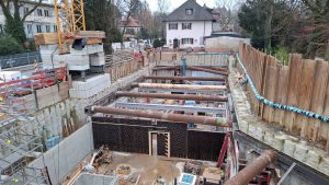 In der Gustav-Freytag-Straße in München in unmittelbarer Nähe zur Isar entstehen derzeit zwei Mehrfamilienhäuser mit gemeinsamer Tiefgarage. Unsere Kolleg:innen der Abteilung Spezialtiefbau der Seidl & Partner Gesamtplanung GmbH dürfen im Auftrag der Firma PS Planung & Service GmbH für die anspruchsvolle Baugrube ihre planerische Ingenieurleistung beitragen und beobachten in regelmäßigen Abständen den Baufortschritt.