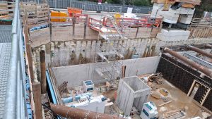 In der Gustav-Freytag-Straße in München in unmittelbarer Nähe zur Isar entstehen derzeit zwei Mehrfamilienhäuser mit gemeinsamer Tiefgarage. Unsere Kolleg:innen der Abteilung Spezialtiefbau der Seidl & Partner Gesamtplanung GmbH dürfen im Auftrag der Firma PS Planung & Service GmbH für die anspruchsvolle Baugrube ihre planerische Ingenieurleistung beitragen und beobachten in regelmäßigen Abständen den Baufortschritt.