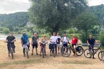 Am vergangenen Donnerstag machte sich ein Teil der Abteilung Hochbau der Seidl & Partner Gesamtplanung GmbH mit dem Fahrrad auf den Weg nach Matting südwestlich von Regensburg. Bei strahlendem Sonnenschein radelten die Kolleginnen und Kollegen gemütlich entlang der Donau und genossen die entspannte Stimmung abseits des Büroalltags.
