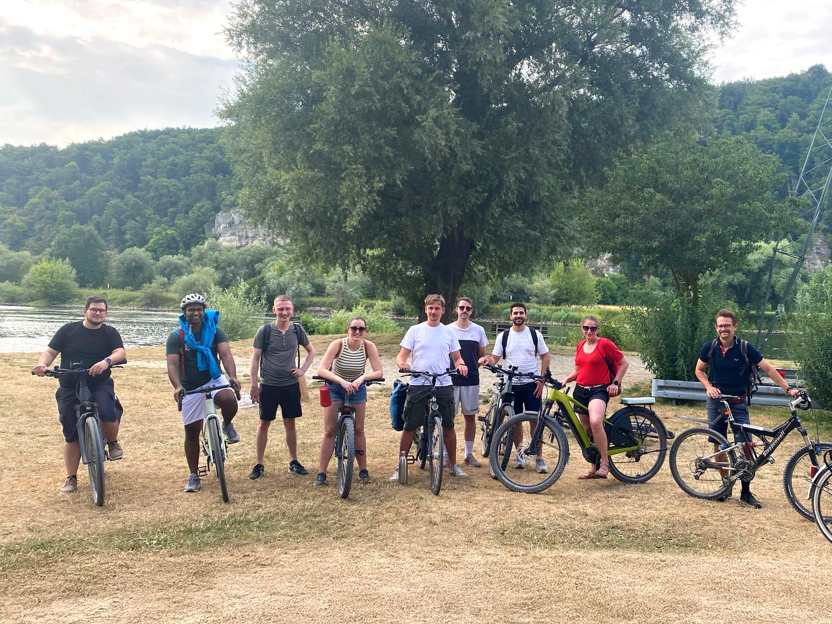 Am vergangenen Donnerstag machte sich ein Teil der Abteilung Hochbau der Seidl & Partner Gesamtplanung GmbH mit dem Fahrrad auf den Weg nach Matting südwestlich von Regensburg. Bei strahlendem Sonnenschein radelten die Kolleginnen und Kollegen gemütlich entlang der Donau und genossen die entspannte Stimmung abseits des Büroalltags.