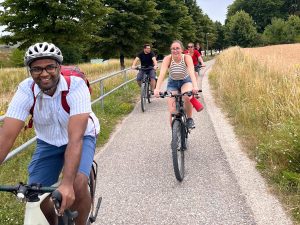 Am vergangenen Donnerstag machte sich ein Teil der Abteilung Hochbau der Seidl & Partner Gesamtplanung GmbH mit dem Fahrrad auf den Weg nach Matting südwestlich von Regensburg. Bei strahlendem Sonnenschein radelten die Kolleginnen und Kollegen gemütlich entlang der Donau und genossen die entspannte Stimmung abseits des Büroalltags.