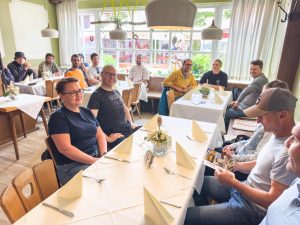 Drei Student:innen des Lehrstuhls für Alte Geschichte der Universität Regensburg führten unsere aufgeregten Kolleg:innen der Seidl & Partner Gesamtplanung GmbH in die Schifffahrt mit dem Römerschiff der spätantiken Gattung „Navis Lusoria“ ein und begleiteten sie auf der Naab.