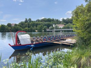Drei Student:innen des Lehrstuhls für Alte Geschichte der Universität Regensburg führten unsere aufgeregten Kolleg:innen der Seidl & Partner Gesamtplanung GmbH in die Schifffahrt mit dem Römerschiff der spätantiken Gattung „Navis Lusoria“ ein und begleiteten sie auf der Naab.