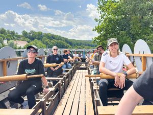 Drei Student:innen des Lehrstuhls für Alte Geschichte der Universität Regensburg führten unsere aufgeregten Kolleg:innen der Seidl & Partner Gesamtplanung GmbH in die Schifffahrt mit dem Römerschiff der spätantiken Gattung „Navis Lusoria“ ein und begleiteten sie auf der Naab.