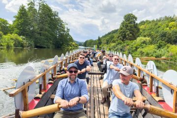 Drei Student:innen des Lehrstuhls für Alte Geschichte der Universität Regensburg führten unsere aufgeregten Kolleg:innen der Seidl & Partner Gesamtplanung GmbH in die Schifffahrt mit dem Römerschiff der spätantiken Gattung „Navis Lusoria“ ein und begleiteten sie auf der Naab.