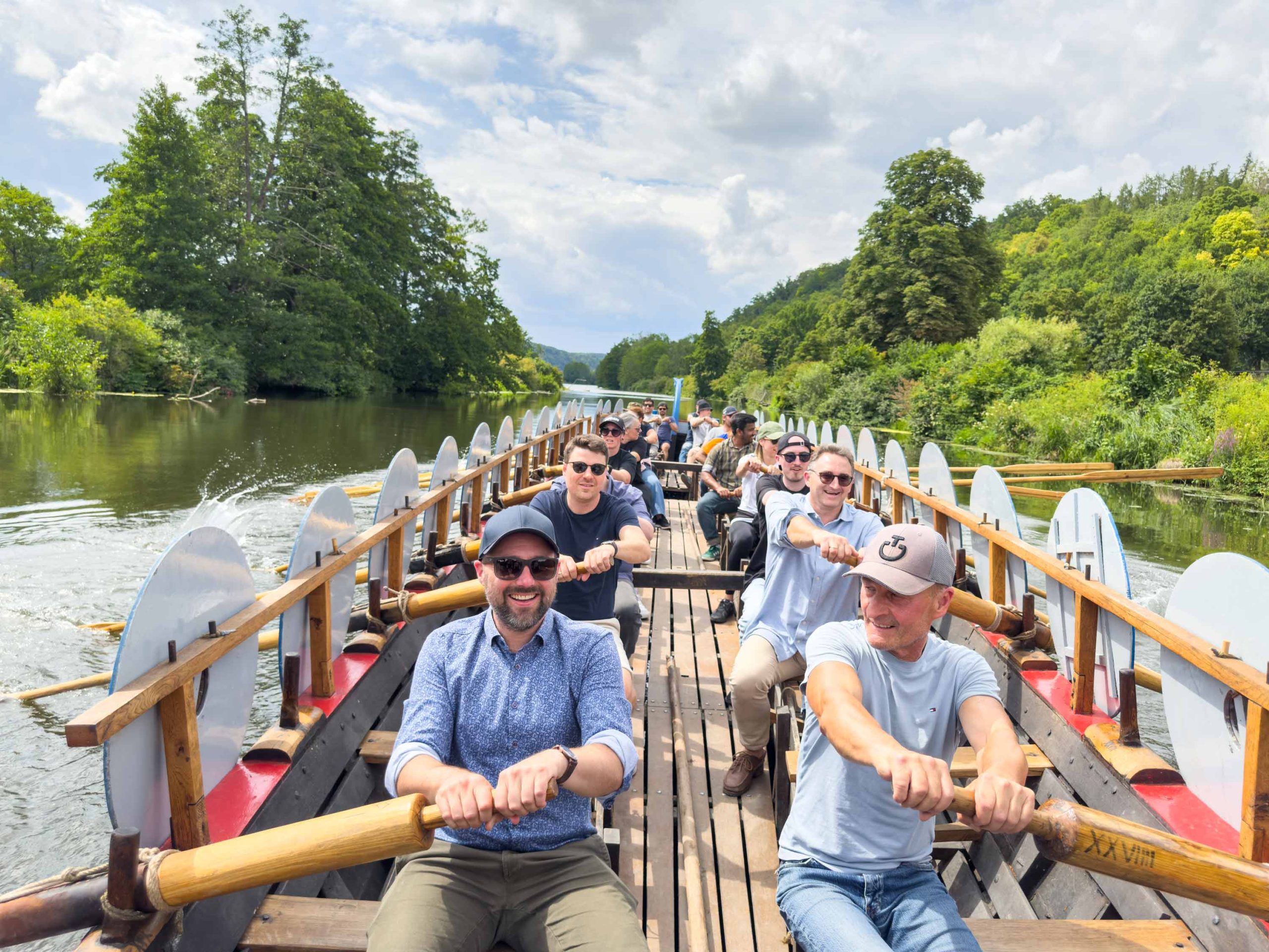 Drei Student:innen des Lehrstuhls für Alte Geschichte der Universität Regensburg führten unsere aufgeregten Kolleg:innen der Seidl & Partner Gesamtplanung GmbH in die Schifffahrt mit dem Römerschiff der spätantiken Gattung „Navis Lusoria“ ein und begleiteten sie auf der Naab.