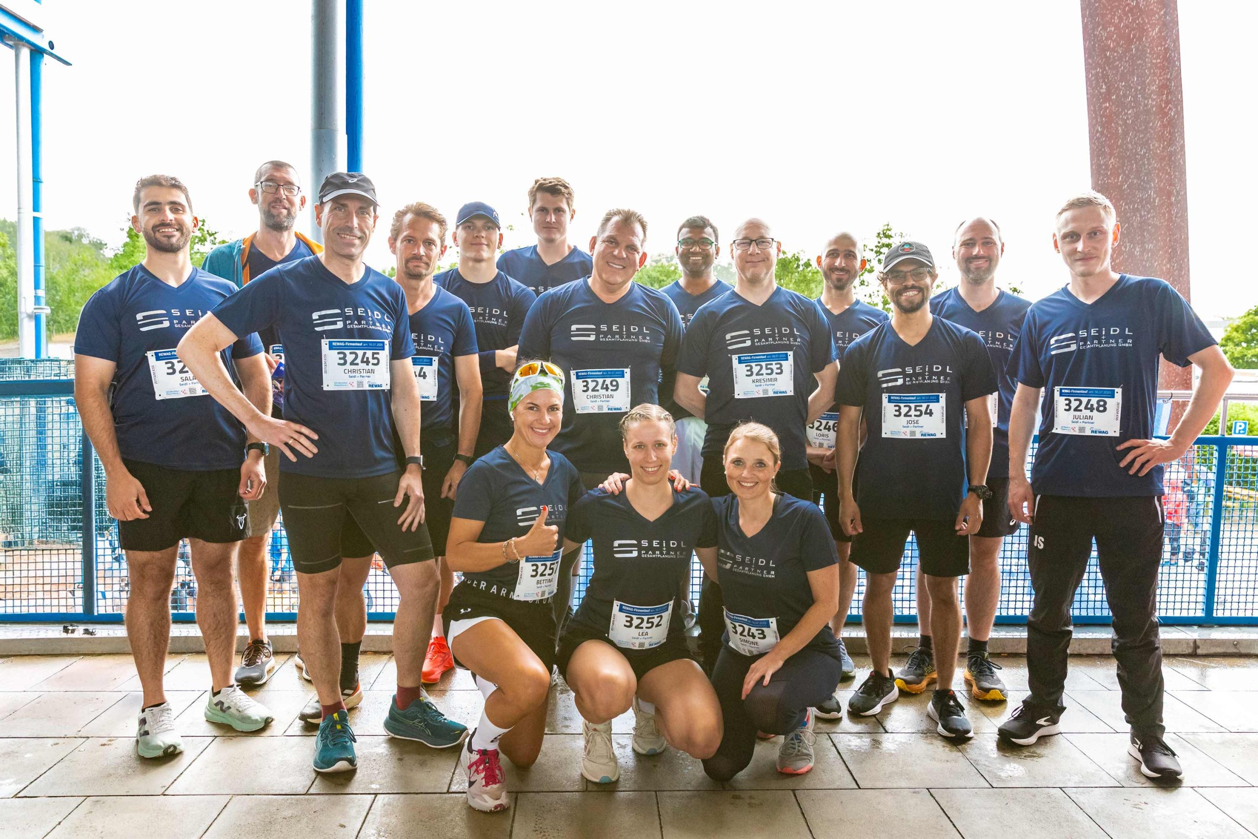 Dieses Jahr fand der 12. REWAG-Firmenlauf auf dem Gelände der Donau-Arena statt. Die Strecke verlief für unsere motivierten Kolleginnen und Kollegen der Seidl & Partner Gesamtplanung GmbH von der @dasstadtwerk.regensburg entlang der Donau in Richtung Westen und am Wendepunkt in der Paarstraße wieder zurück.