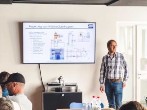 Vor Kurzem fand mit unseren Kolleg:innen der Abteilung TGA der Seidl & Partner Gesamtplanung GmbH eine interne Schulung statt, um die Inhalte einer externen Fortbildung zur hydraulischen Verschaltung und Ventilauslegung zu vertiefen.
