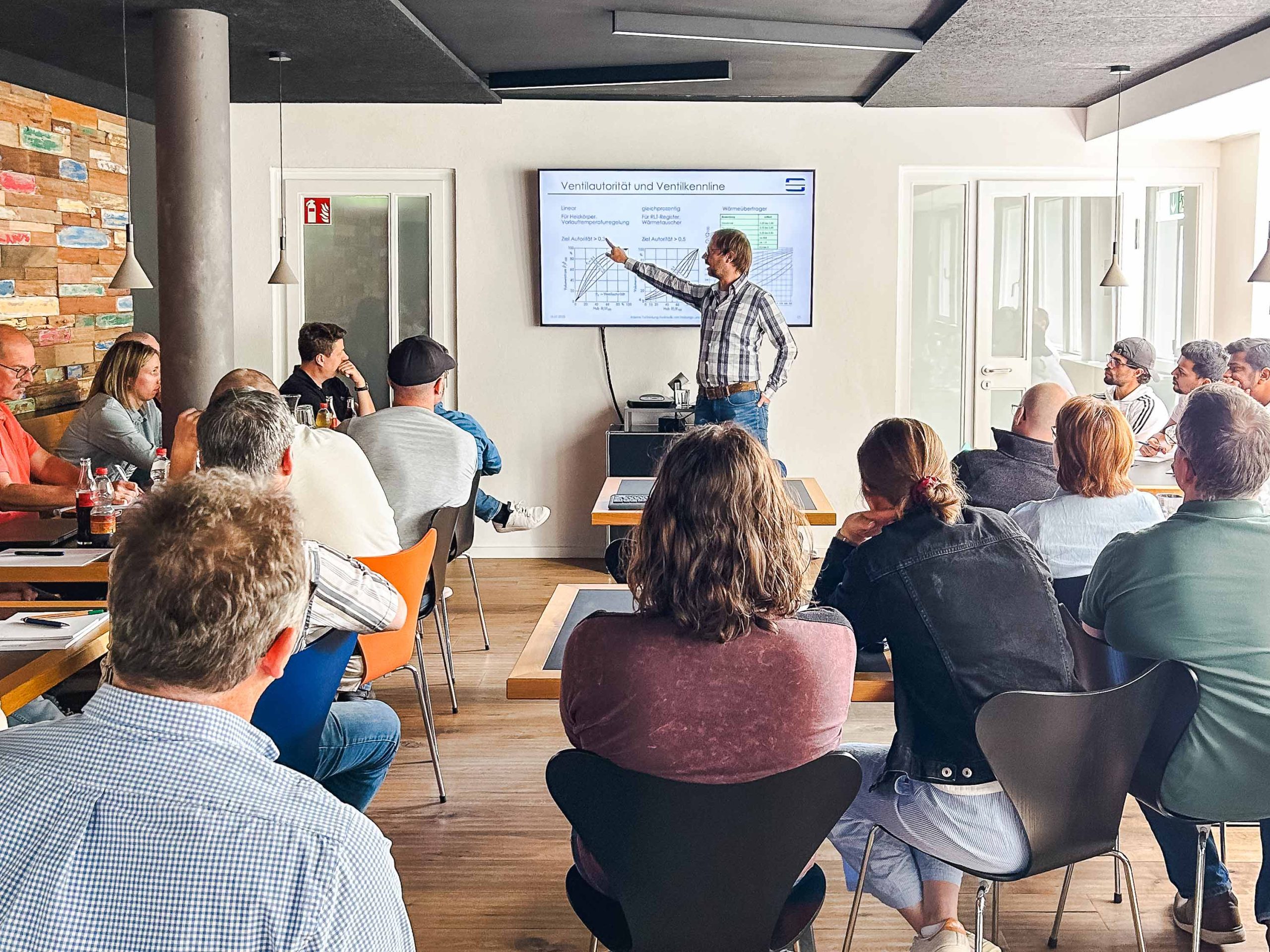 Vor Kurzem fand mit unseren Kolleg:innen der Abteilung TGA der Seidl & Partner Gesamtplanung GmbH eine interne Schulung statt, um die Inhalte einer externen Fortbildung zur hydraulischen Verschaltung und Ventilauslegung zu vertiefen.