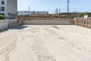 Eine Baugrube für neue Studentenapartments in München der Abteilung Spezialtiefbau der Seidl & Partner Gesamtplanung GmbH entwickelt sich.