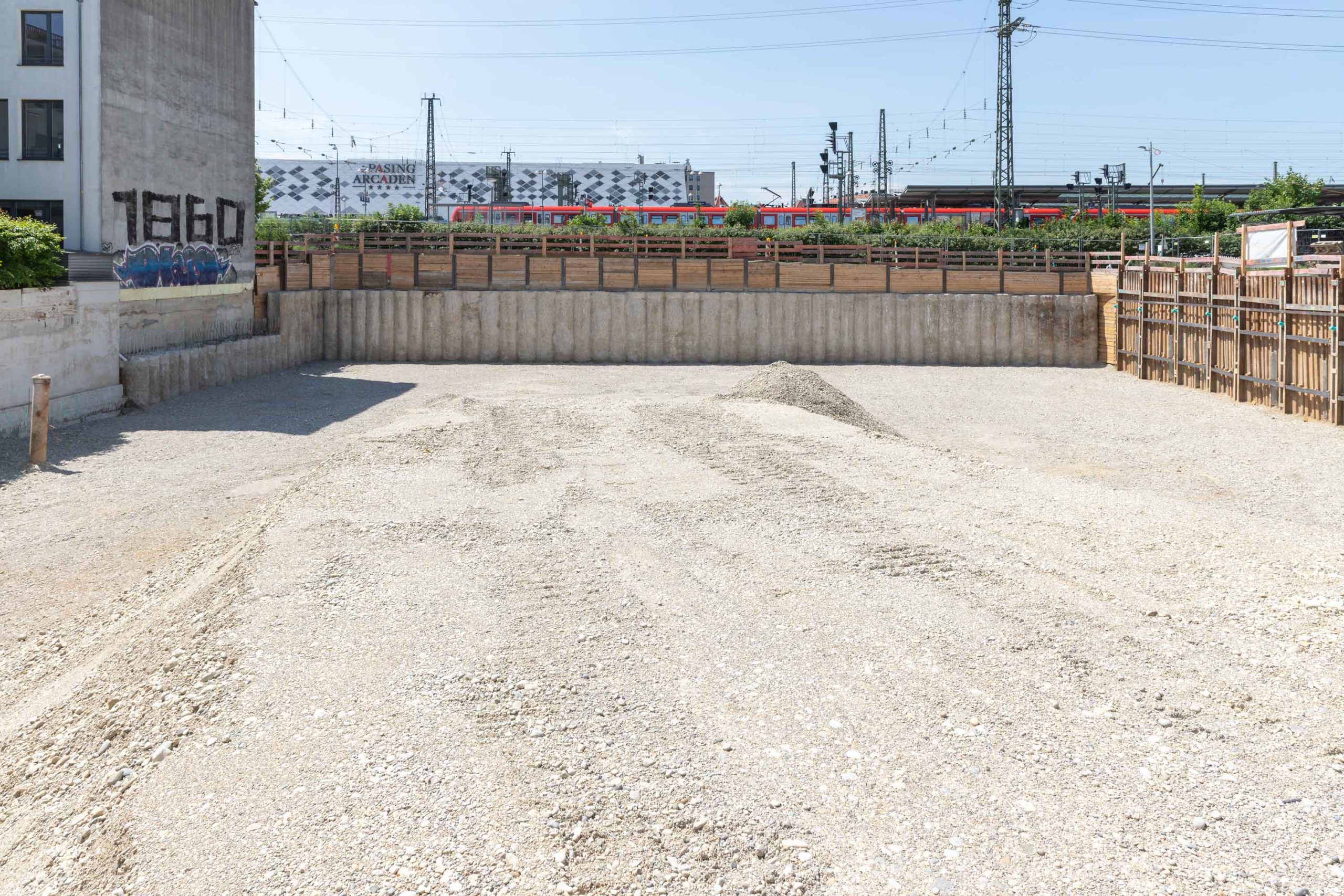 Eine Baugrube für neue Studentenapartments in München der Abteilung Spezialtiefbau der Seidl & Partner Gesamtplanung GmbH entwickelt sich.