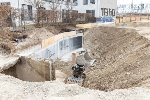 Eine Baugrube für neue Studentenapartments in München der Abteilung Spezialtiefbau der Seidl & Partner Gesamtplanung GmbH entwickelt sich.