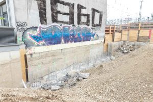 Eine Baugrube für neue Studentenapartments in München der Abteilung Spezialtiefbau der Seidl & Partner Gesamtplanung GmbH entwickelt sich.