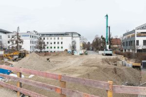 Eine Baugrube für neue Studentenapartments in München der Abteilung Spezialtiefbau der Seidl & Partner Gesamtplanung GmbH entwickelt sich.