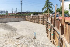 Eine Baugrube für neue Studentenapartments in München der Abteilung Spezialtiefbau der Seidl & Partner Gesamtplanung GmbH entwickelt sich.