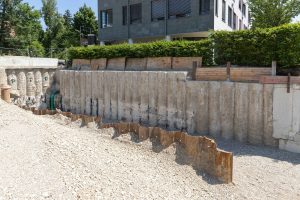 Eine Baugrube für neue Studentenapartments in München der Abteilung Spezialtiefbau der Seidl & Partner Gesamtplanung GmbH entwickelt sich.