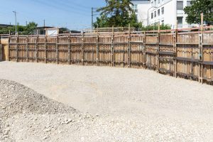 Eine Baugrube für neue Studentenapartments in München der Abteilung Spezialtiefbau der Seidl & Partner Gesamtplanung GmbH entwickelt sich.