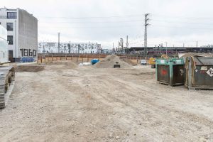 Eine Baugrube für neue Studentenapartments in München der Abteilung Spezialtiefbau der Seidl & Partner Gesamtplanung GmbH entwickelt sich.