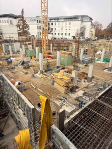 Unsere Kolleg:innen der Abteilungen Spezialtiefbau und Tragwerksplanung inkl. Bauphysik der Seidl & Partner Gesamtplanung GmbH durften im Auftrag der Bucher Properties GmbH für die anspruchsvolle Baugrube, die Gebäudestatik und die Wärme- wie Schallschutznachweise, mit ihrer planerischen Ingenieurleistung beitragen. Nach Abschluss der Erdbauarbeiten durch die Firma A. Wöhrl Spezialtiefbau GmbH ist der Rohbau in vollem Gange. Wir freuen uns über einen erfolgreichen Projektablauf mit dem Hochbau GU Geiger Schlüsselfertigbau.