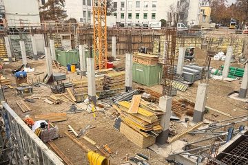 Unsere Kolleg:innen der Abteilungen Spezialtiefbau und Tragwerksplanung inkl. Bauphysik der Seidl & Partner Gesamtplanung GmbH durften im Auftrag der Bucher Properties GmbH für die anspruchsvolle Baugrube, die Gebäudestatik und die Wärme- wie Schallschutznachweise, mit ihrer planerischen Ingenieurleistung beitragen. Nach Abschluss der Erdbauarbeiten durch die Firma A. Wöhrl Spezialtiefbau GmbH ist der Rohbau in vollem Gange. Wir freuen uns über einen erfolgreichen Projektablauf mit dem Hochbau GU Geiger Schlüsselfertigbau.