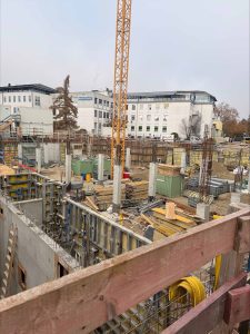 Unsere Kolleg:innen der Abteilungen Spezialtiefbau und Tragwerksplanung inkl. Bauphysik der Seidl & Partner Gesamtplanung GmbH durften im Auftrag der Bucher Properties GmbH für die anspruchsvolle Baugrube, die Gebäudestatik und die Wärme- wie Schallschutznachweise, mit ihrer planerischen Ingenieurleistung beitragen. Nach Abschluss der Erdbauarbeiten durch die Firma A. Wöhrl Spezialtiefbau GmbH ist der Rohbau in vollem Gange. Wir freuen uns über einen erfolgreichen Projektablauf mit dem Hochbau GU Geiger Schlüsselfertigbau.