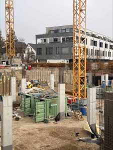 Unsere Kolleg:innen der Abteilungen Spezialtiefbau und Tragwerksplanung inkl. Bauphysik der Seidl & Partner Gesamtplanung GmbH durften im Auftrag der Bucher Properties GmbH für die anspruchsvolle Baugrube, die Gebäudestatik und die Wärme- wie Schallschutznachweise, mit ihrer planerischen Ingenieurleistung beitragen. Nach Abschluss der Erdbauarbeiten durch die Firma A. Wöhrl Spezialtiefbau GmbH ist der Rohbau in vollem Gange. Wir freuen uns über einen erfolgreichen Projektablauf mit dem Hochbau GU Geiger Schlüsselfertigbau.