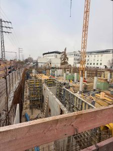 Unsere Kolleg:innen der Abteilungen Spezialtiefbau und Tragwerksplanung inkl. Bauphysik der Seidl & Partner Gesamtplanung GmbH durften im Auftrag der Bucher Properties GmbH für die anspruchsvolle Baugrube, die Gebäudestatik und die Wärme- wie Schallschutznachweise, mit ihrer planerischen Ingenieurleistung beitragen. Nach Abschluss der Erdbauarbeiten durch die Firma A. Wöhrl Spezialtiefbau GmbH ist der Rohbau in vollem Gange. Wir freuen uns über einen erfolgreichen Projektablauf mit dem Hochbau GU Geiger Schlüsselfertigbau.